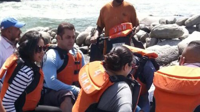 Salman Khan Enjoys River Rafting In Manali | Tubelight Shooting