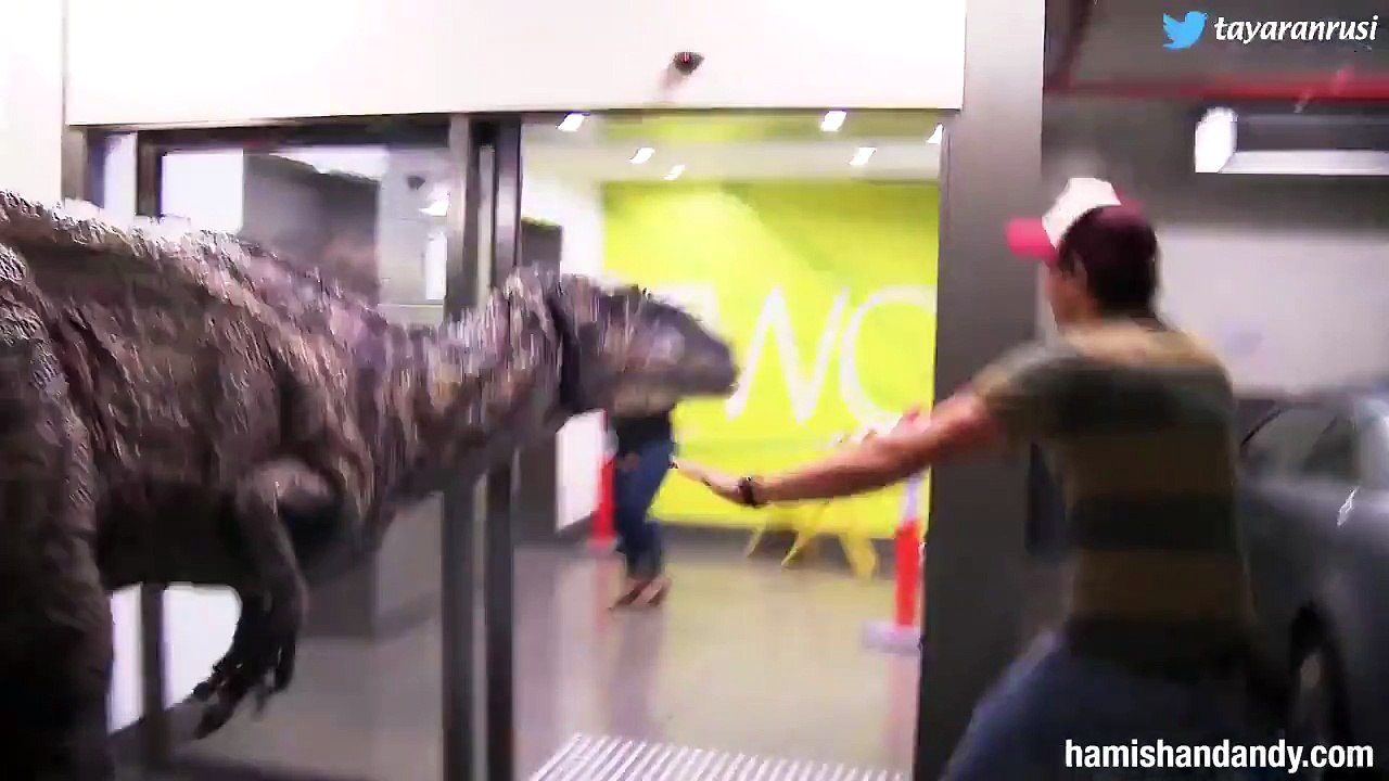 Un faux Raptor pour piéger des nanas dans un parking souterrain, petite blague potache