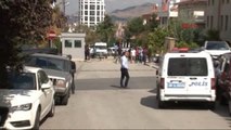 İsrail Büyükelçiliği'ne Girmeye Çalışan Saldırgan Bacağın Vurularak Etkisiz Hale Getirildi 2