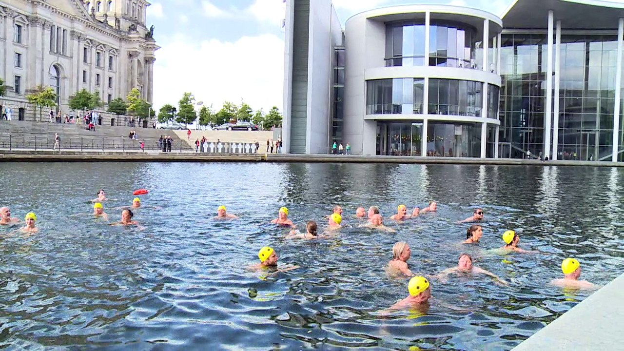 Blinde gehen baden - Protest gegen Bundesteilhabegesetz