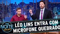 Léo Lins entra com microfone quebrado