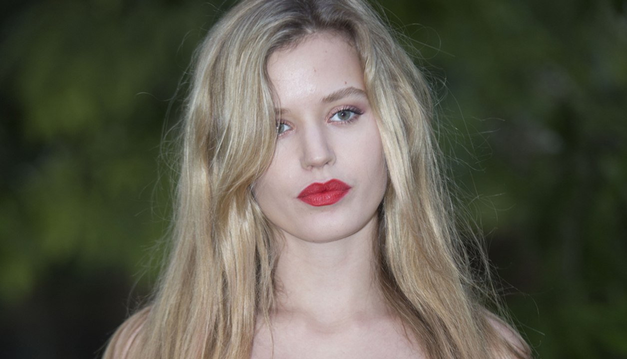 Appliquer son rouge à lèvres en 10 secondes chrono et sans miroir? Georgia May Jagger relève le challenge pour Vogue.fr