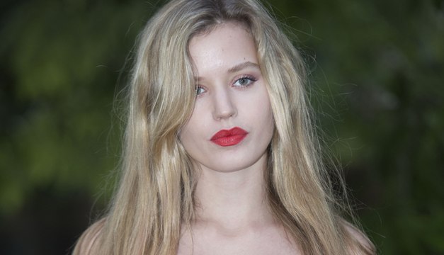 Appliquer son rouge à lèvres en 10 secondes chrono et sans miroir? Georgia May Jagger relève le challenge pour Vogue.fr