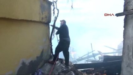 Denizli - Ahşap Evdeki Yangın Bitişikteki Dört Evi de Yaktı