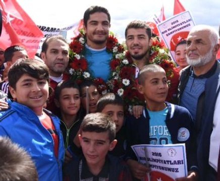 Olimpiyat Şampiyonu Taha Akgül'e Sivas'ta Coşkulu Karşılama