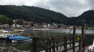 Vue depuis le pont en Suisse sur le lac de Joux