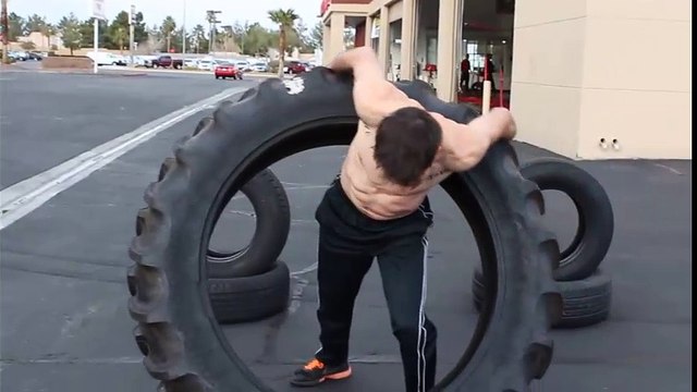 Lạnh người với lực sĩ lắc vòng bằng bánh xe khổng lồ