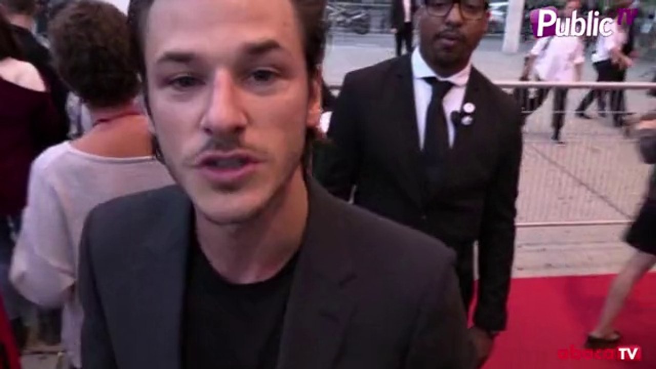 Gaspard Ulliel fait du charme à une paparazzi à l'avant-première de Juste la fin du monde !