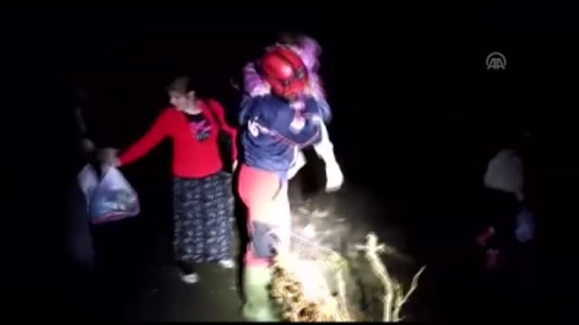 Mahsur Kalan Baba ile 5 Çocuğu Afad Tarafından Kurtarıldı