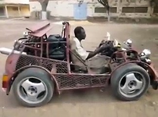 Arabası olmadığı için araba yapan Afrikalı vatandaş. -D