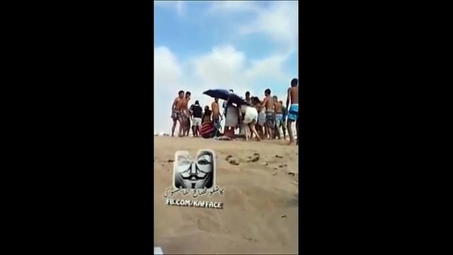 شاهدوا ماذا فعل شاب بأخته بعدما وجدها شبه عارية رفقة عشيقها في البحر