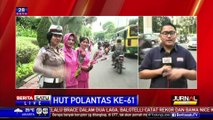 Ibu Bhayangkara dan Polwan Bagikan Bunga di Kawasan Senayan