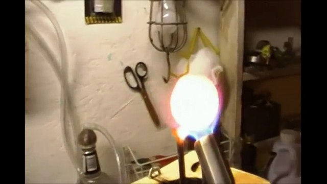 Chuyện gì sẽ xảy ra nếu bỏ viên đồng nóng vào keo tóc