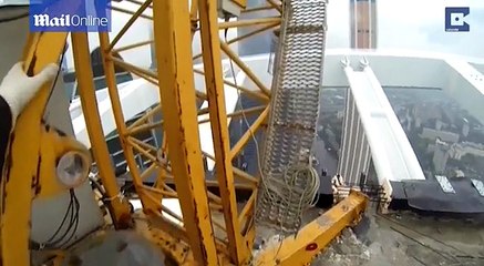 Nhóm bạn trẻ chụp ảnh từ độ cao chết người