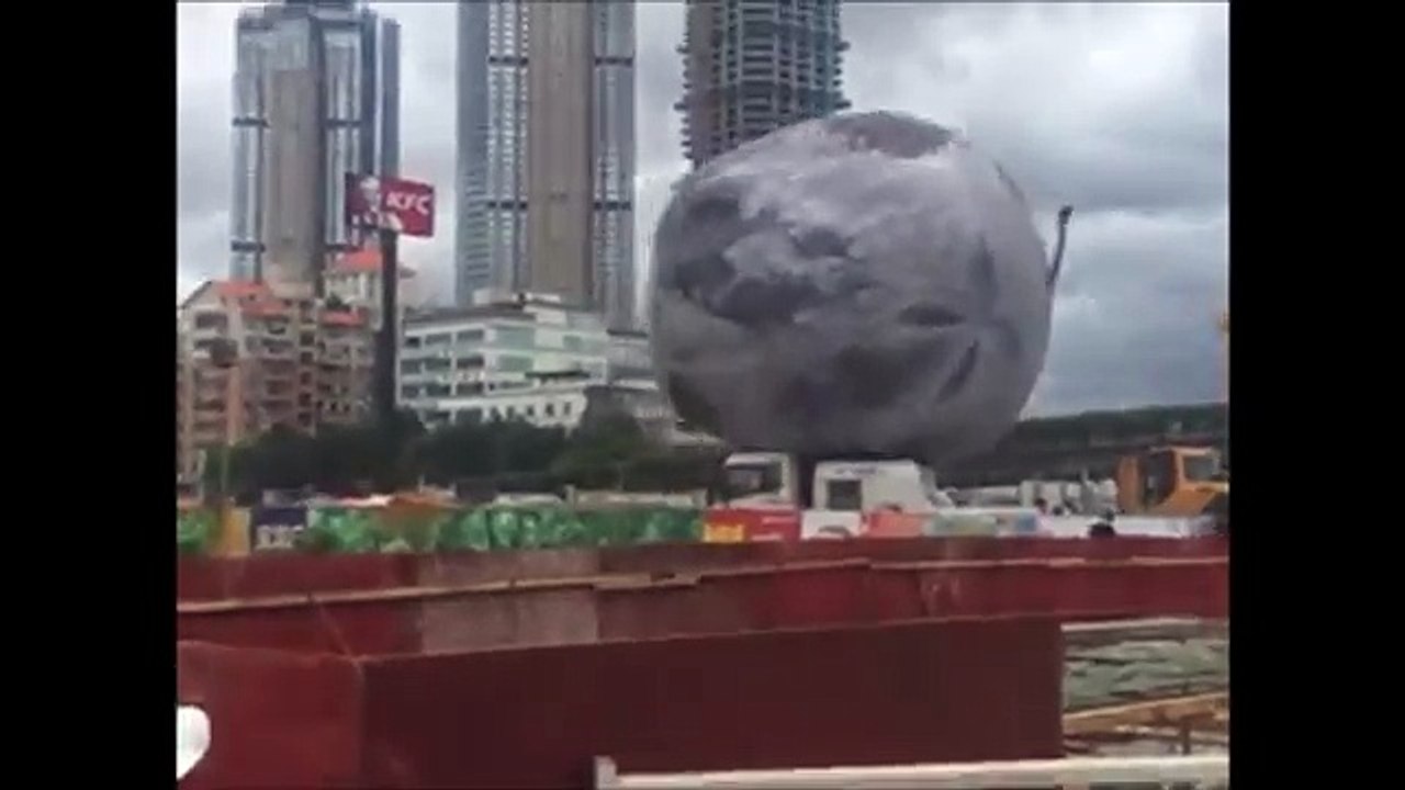 Moon on the loose in Fuzhou.