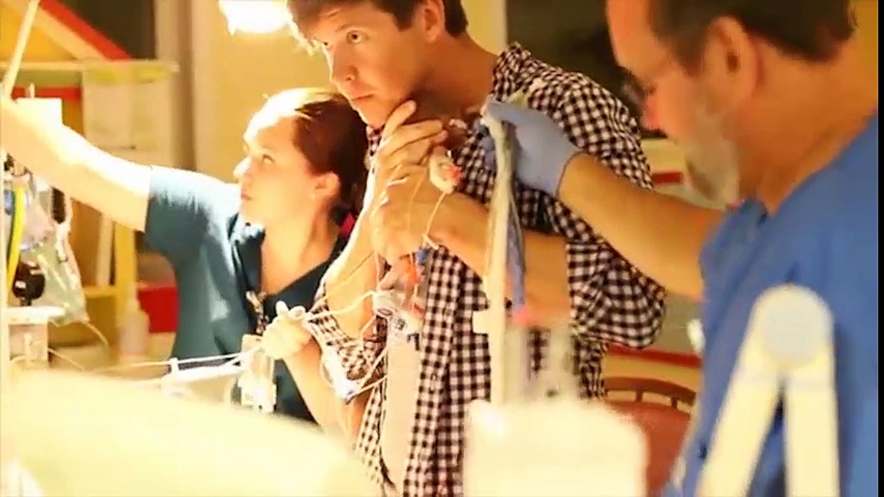 Nghẹn ngào bé sinh non chỉ nặng 0,65kg giành giật sự sống