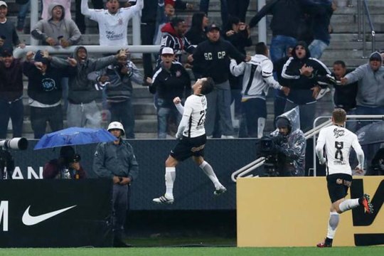 Corinthians bate o Fluminense em jogo de lances polêmicos