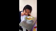 Dù cụt tay, bé gái nhất quyết tự ăn hết chén cơm
