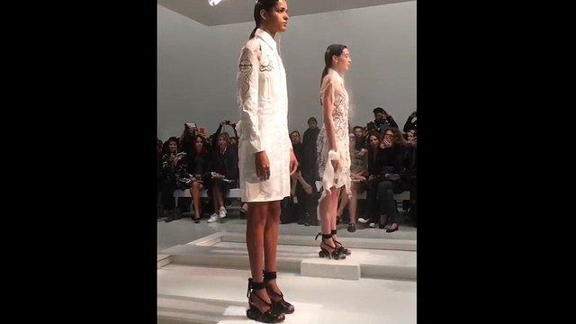 Ngỡ ngàng với màn ‘lột đồ’ bằng nước của người mẫu trên sàn catwalk