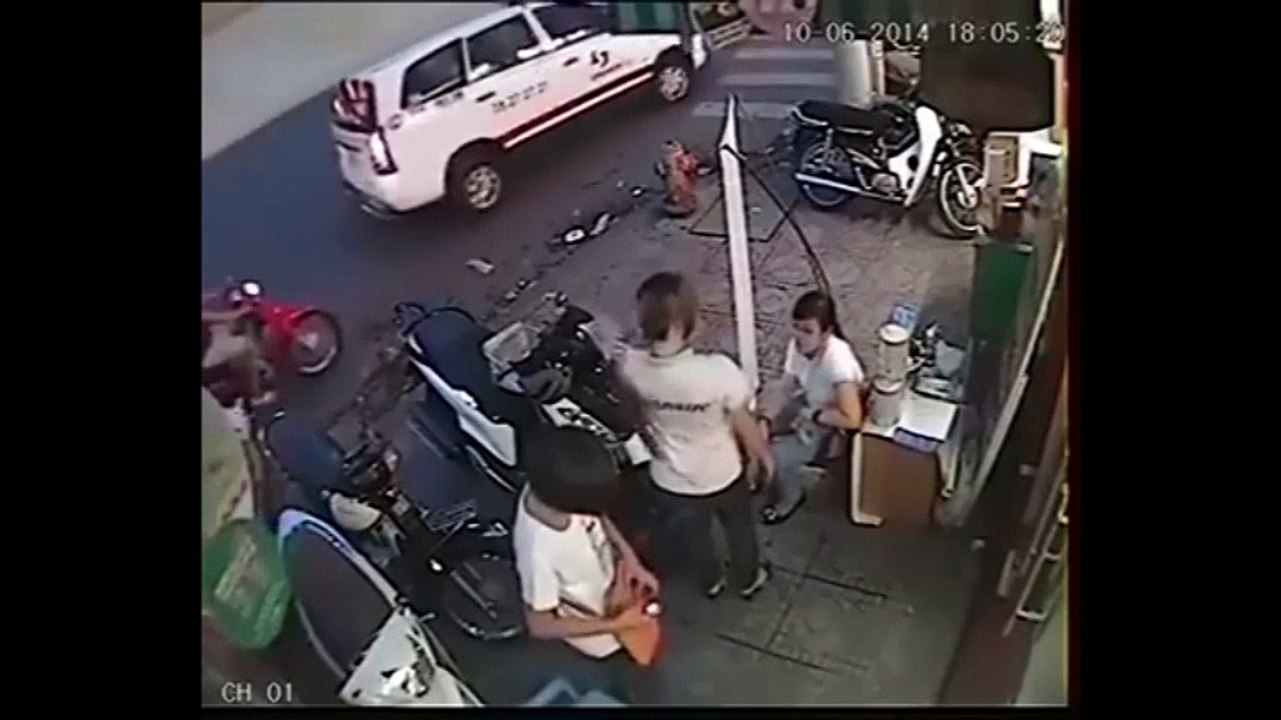 (Camera cảnh giác) Bẻ khoá, lấy trộm SH ngay trước mặt 3 nhân viên