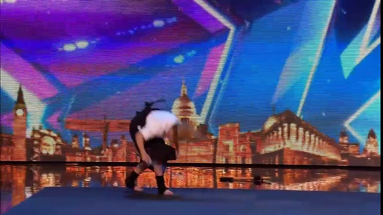 Cô bé múa kiếm trên sân khấu khiến BGK chết khiếp