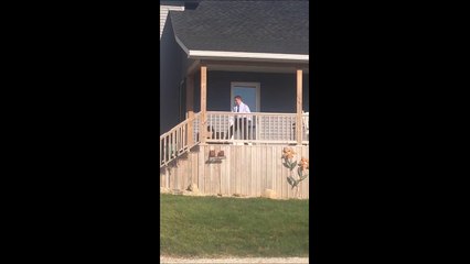 Deux personnes autistes se retrouvent avant le bal de promo