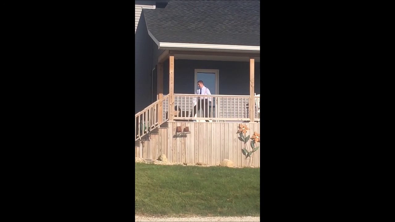 Deux personnes autistes se retrouvent avant le bal de promo