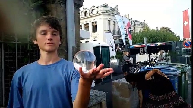 Trố mắt với màn ảo thuật cùng quả cầu thủy tinh y như trên phim