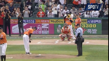 Song Joong Ki thực hiện cú ném bóng đầu tiên trong đời