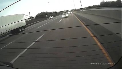 Un camion percute des voitures à l'arrêt sur une autoroute