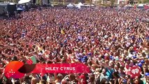 Miley Cyrus khóc trên sân khấu