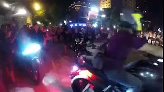 Cầu hôn - Chàng trai xếp 999 bông hồng cầu hôn bạn gái xôn xao phố đi bộ