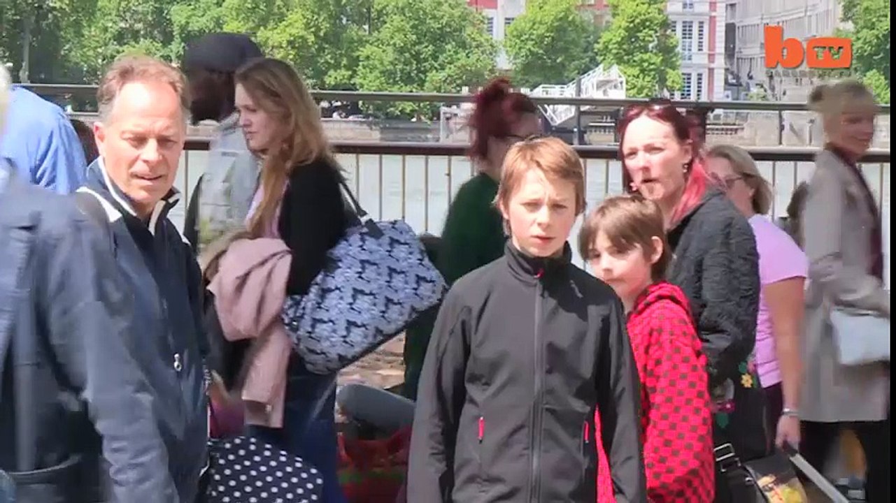 Chuyện lạ - Cô gái không xương đi lại giữa đường phố gây kinh sợ