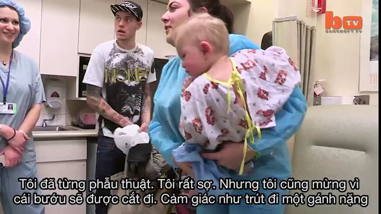 Xúc động trước ca phẫu thuật bướu mắt của bé trai 3 tuổi dũng cảm