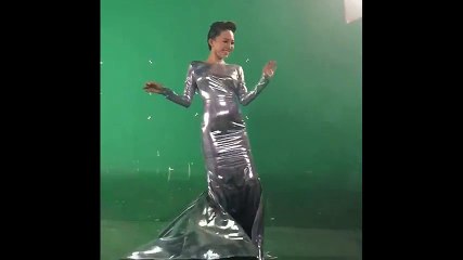 Sao Việt - Tóc Tiên nhảy "bung lụa"