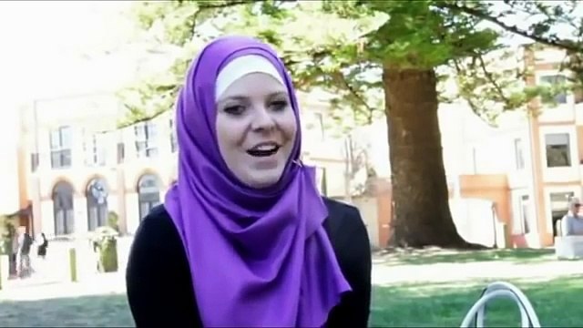 New Muslim Australian Girl Tells Her Emotional Story That Why She Convert to Islam-MP4 480p