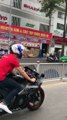 Cô gái cực xinh chạy siêu moto PKL giữa Sài Gòn