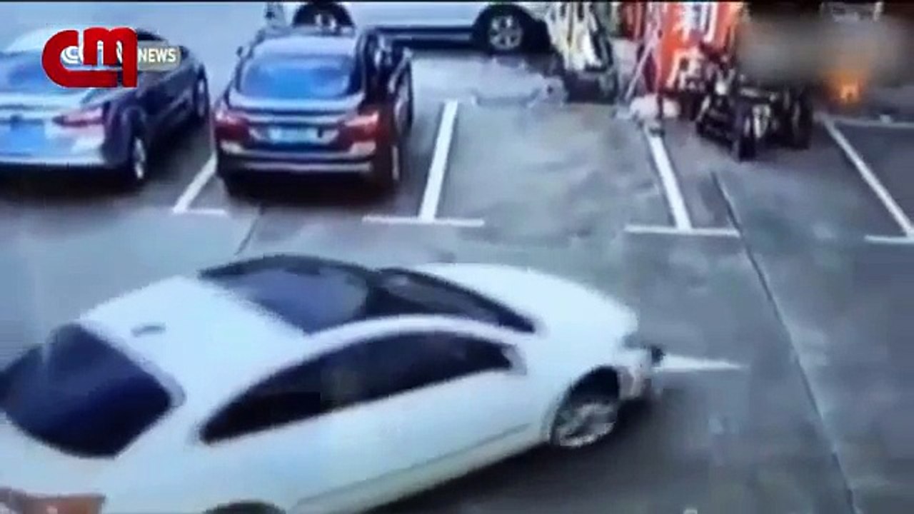 Atropela crianças enquanto fala ao telemóvel