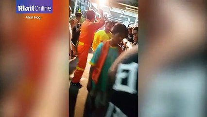 Rắn khổng lồ xuất hiện tại nhà hàng ở Bangkok