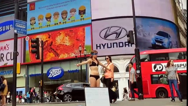 Clip càm động - Cô gái cởi đồ trước đám đông để đưa 1 lới nhắn đầy ý nghĩa