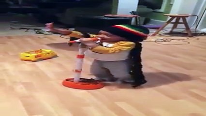 10/8 - Chú bé 3 tuổi thần tượng nhạc reggae