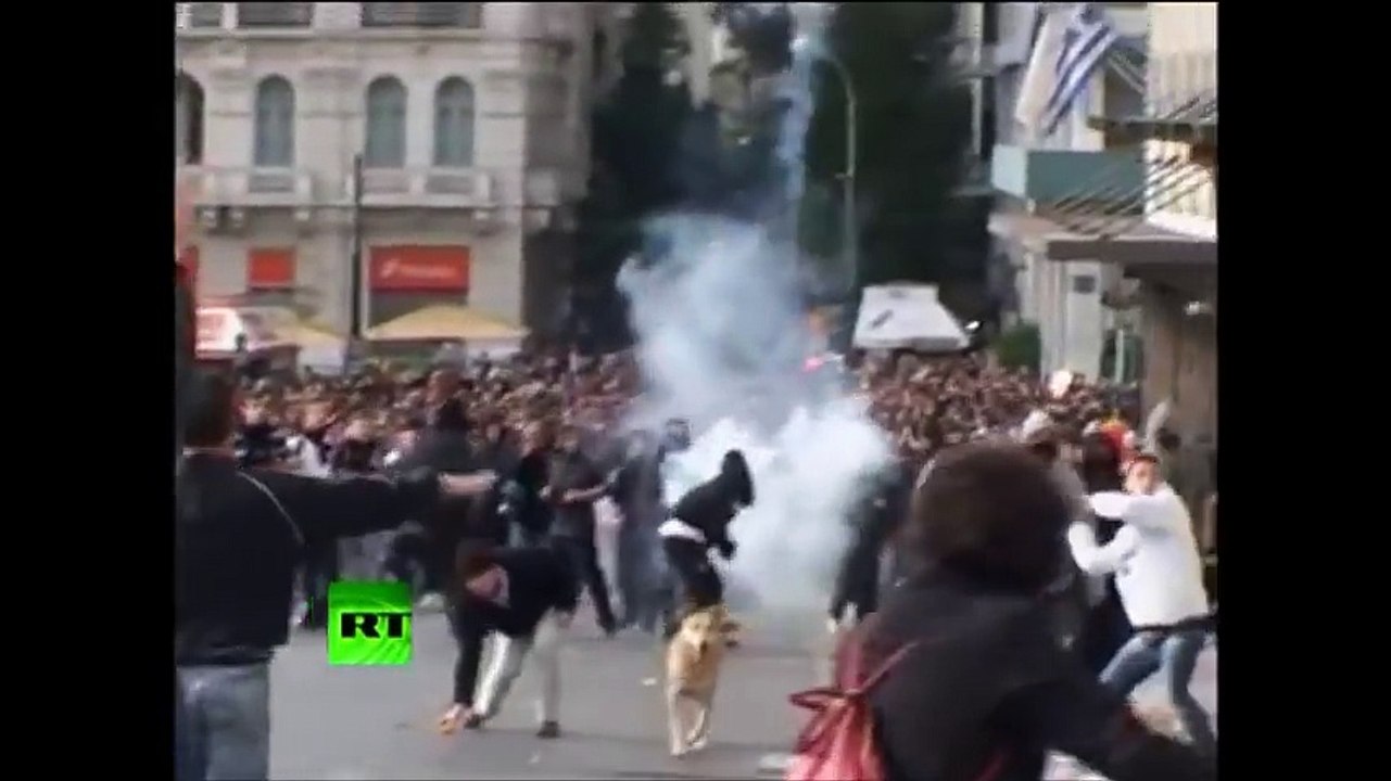 Ce mec qui fume tranquille au milieu d'émeutes...
