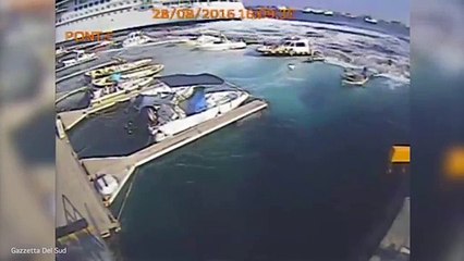 Crucero turístico destruye puerto en Italia....