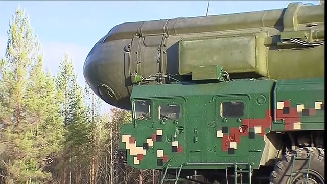 Lançamento do impressionante Míssil Balístico Intercontinental russo, TOPOL - 301015