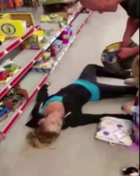 Séquence choc : un bébé de 2 ans tente de réveiller sa mère en pleine overdose