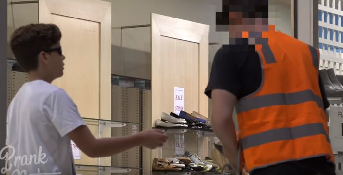 Bambino finge di essere cieco per testare l’onestà delle persone. Ciò che succede è scioccante