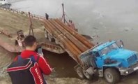 Un camion tombe à l'eau pendant une manœuvre