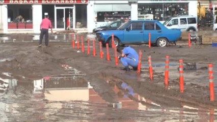 Çamur ve Hafriyatın Temizleme Çalışmaları Sürüyor