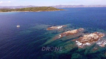 Un yacht échoué sur des rochers (Saint-Topez)
