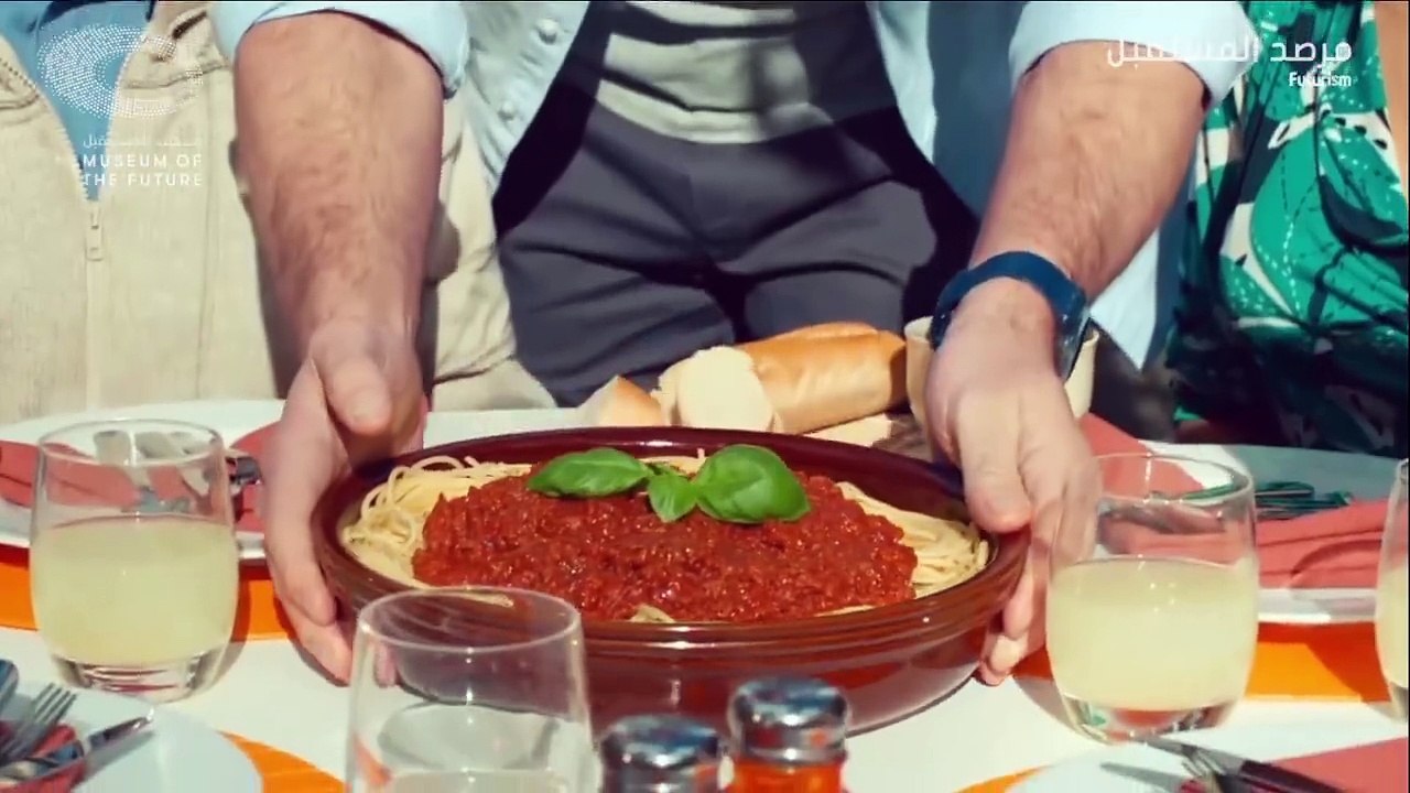 هذا الطباخ الآلي يدعى مولي. يمكنه إعداد ألفي وجبة طعام سيطرح في الأسواق للبيع بحلول عام 2017.